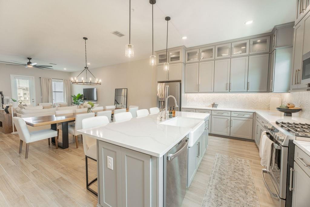 Listing photo id 9 for 5351 Bridge Street 62