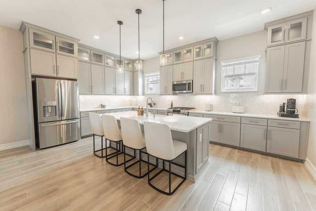 Listing photo id 10 for 5351 Bridge Street 62