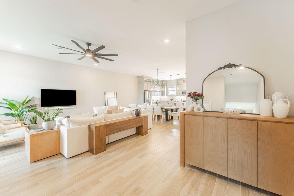 Listing photo id 11 for 5351 Bridge Street 62