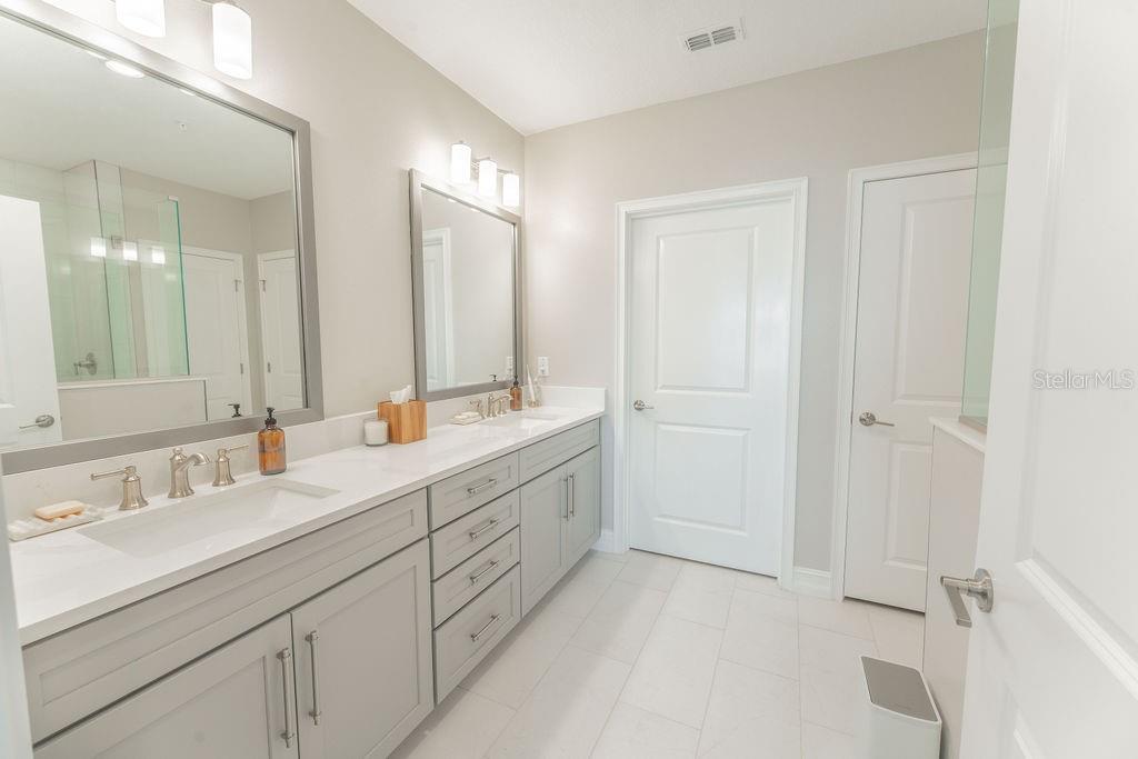 Listing photo id 15 for 5351 Bridge Street 62