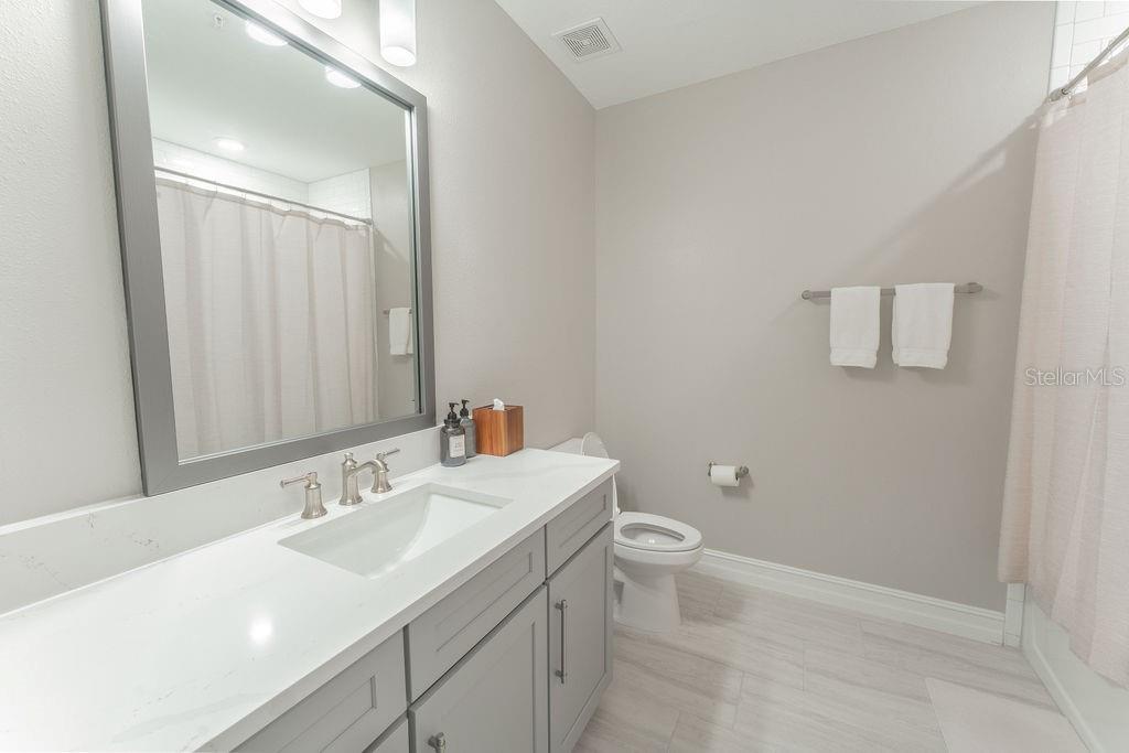 Listing photo id 19 for 5351 Bridge Street 62