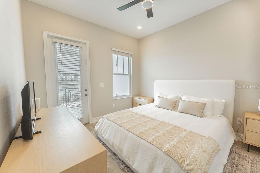 Listing photo id 5 for 5351 Bridge Street 62