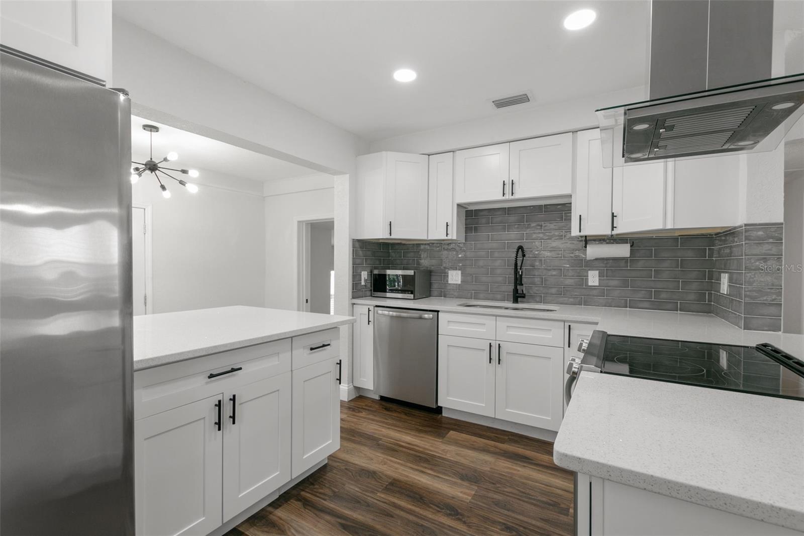 Image 21 of 100 For 4049 Iris Street N