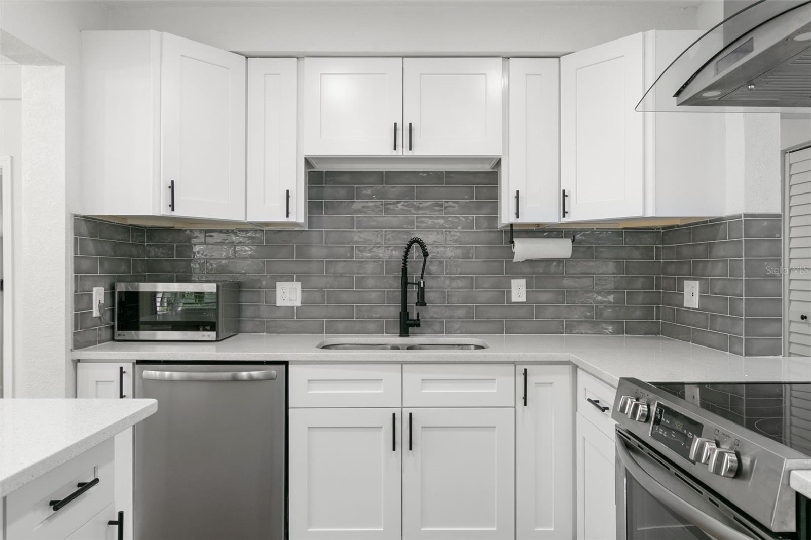 Image 23 of 100 For 4049 Iris Street N