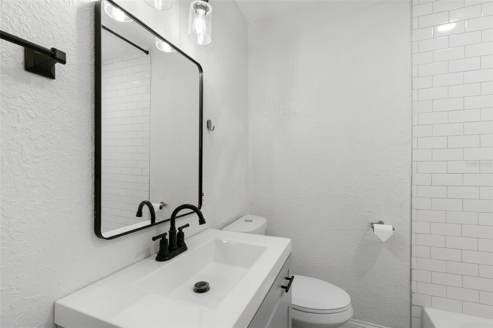 Image 43 of 100 For 4049 Iris Street N