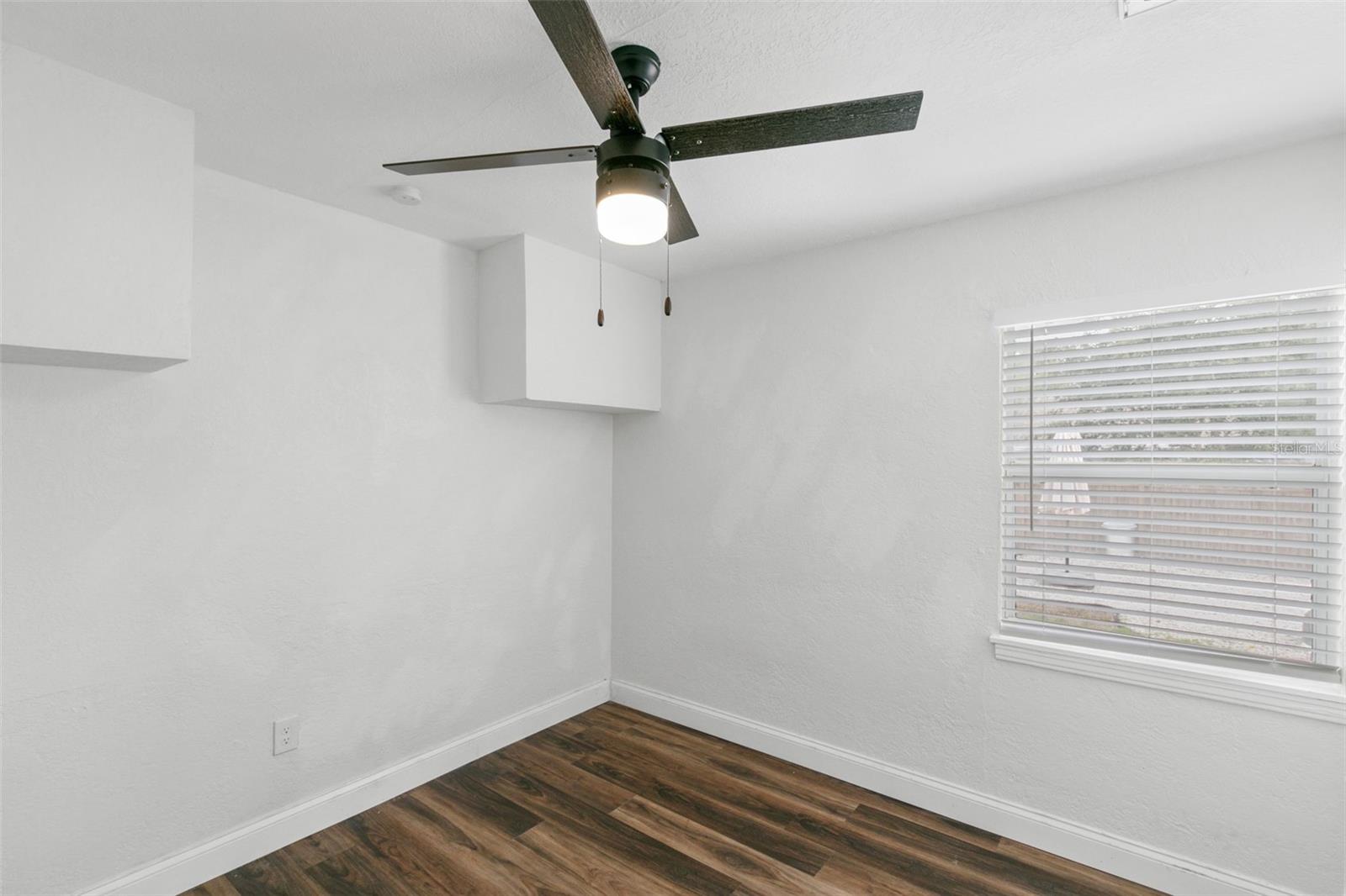 Image 45 of 100 For 4049 Iris Street N