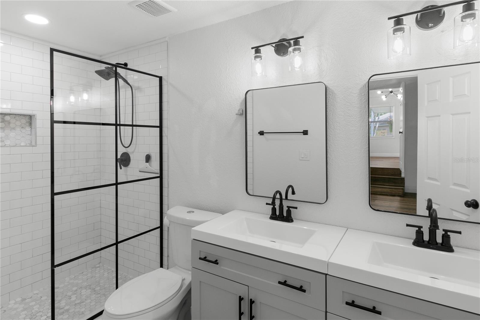 Image 92 of 100 For 4049 Iris Street N