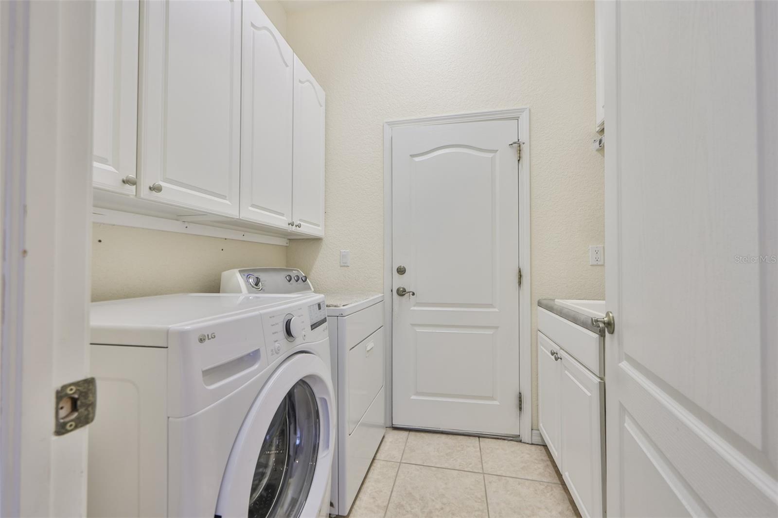 Image 15 of 41 For 1043 Regal Manor Way