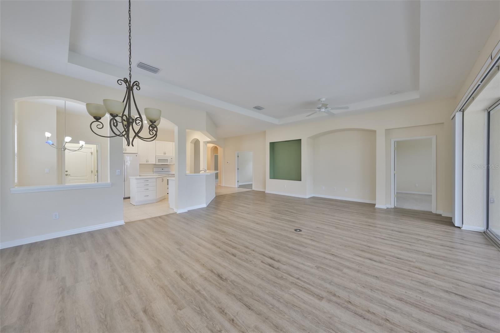 Image 17 of 41 For 1043 Regal Manor Way