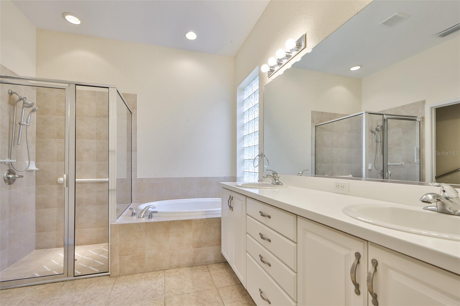 Image 25 of 41 For 1043 Regal Manor Way