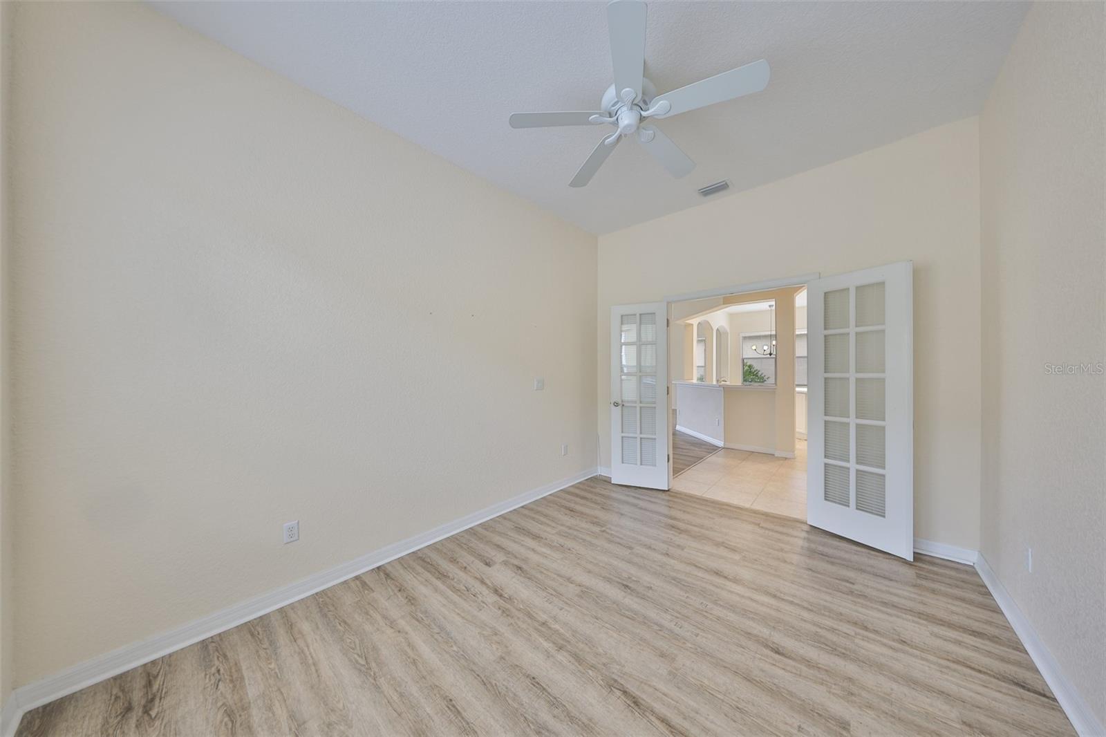 Image 27 of 41 For 1043 Regal Manor Way