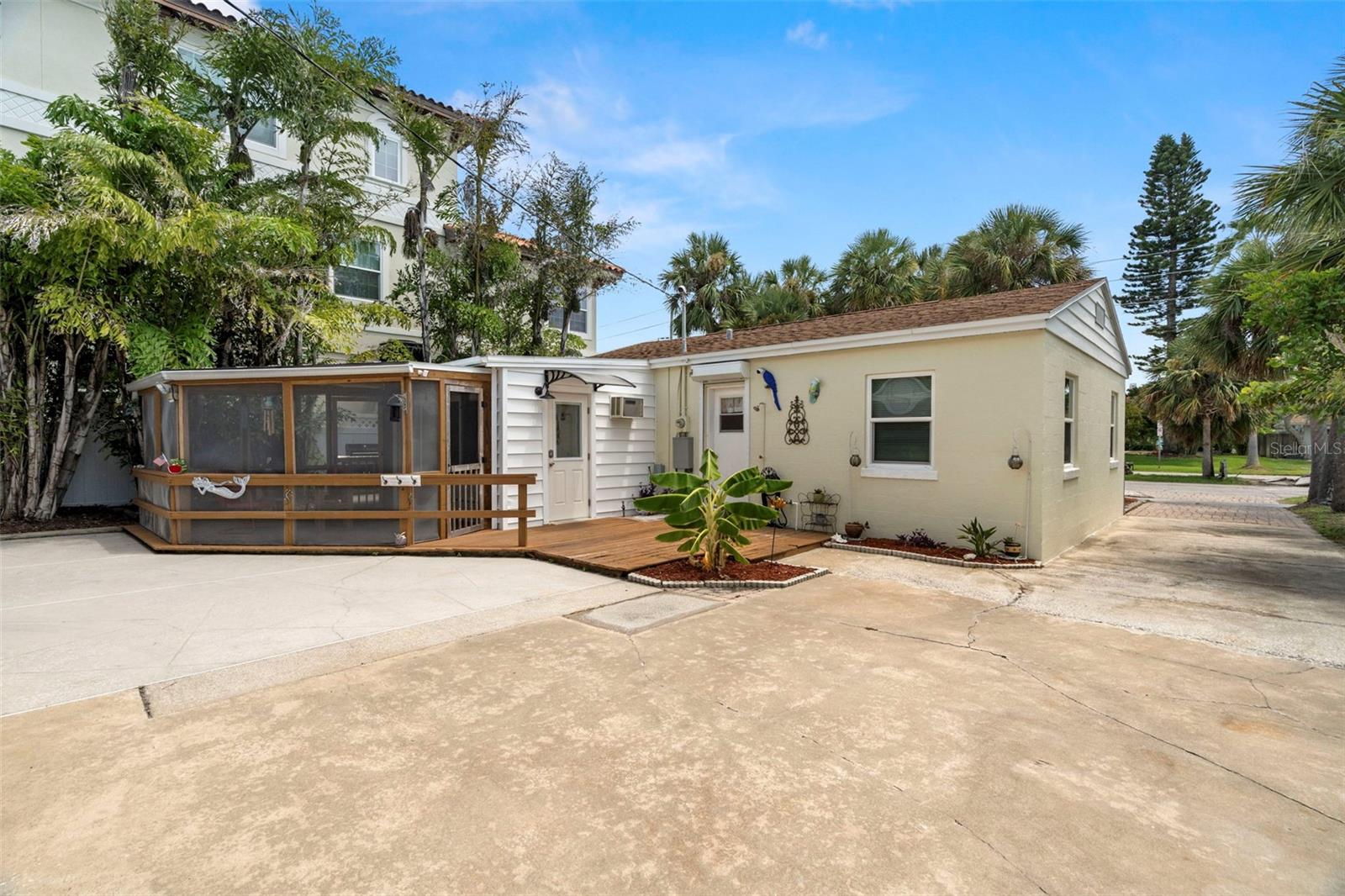 Image 24 of 30 For 46 Kipling Plaza