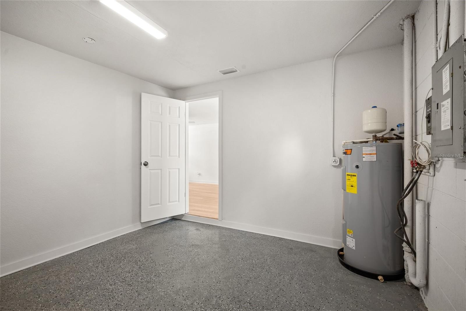 Image 28 of 30 For 9049 Orchid Dr