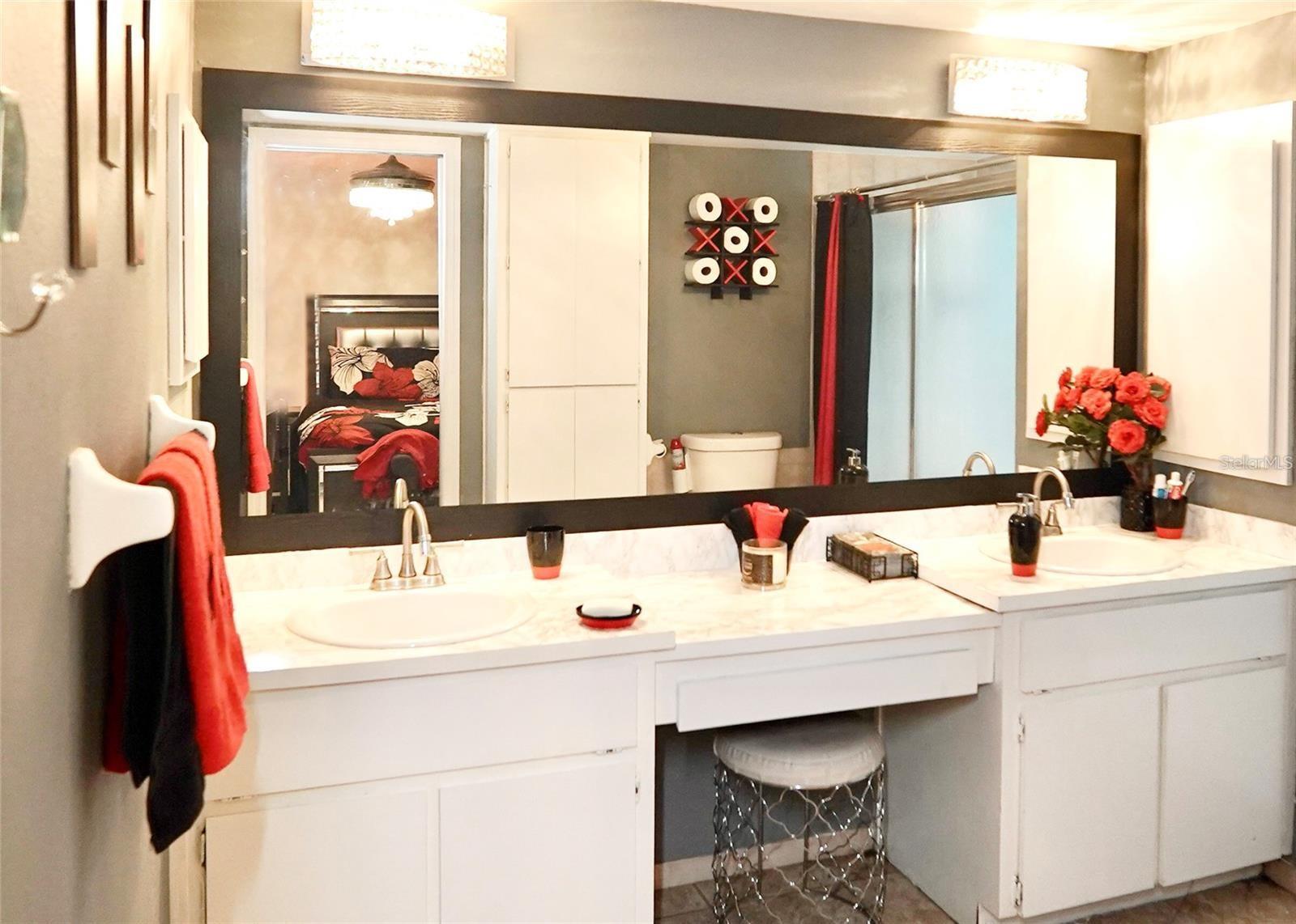 Listing photo id 8 for 10440 Laval Street