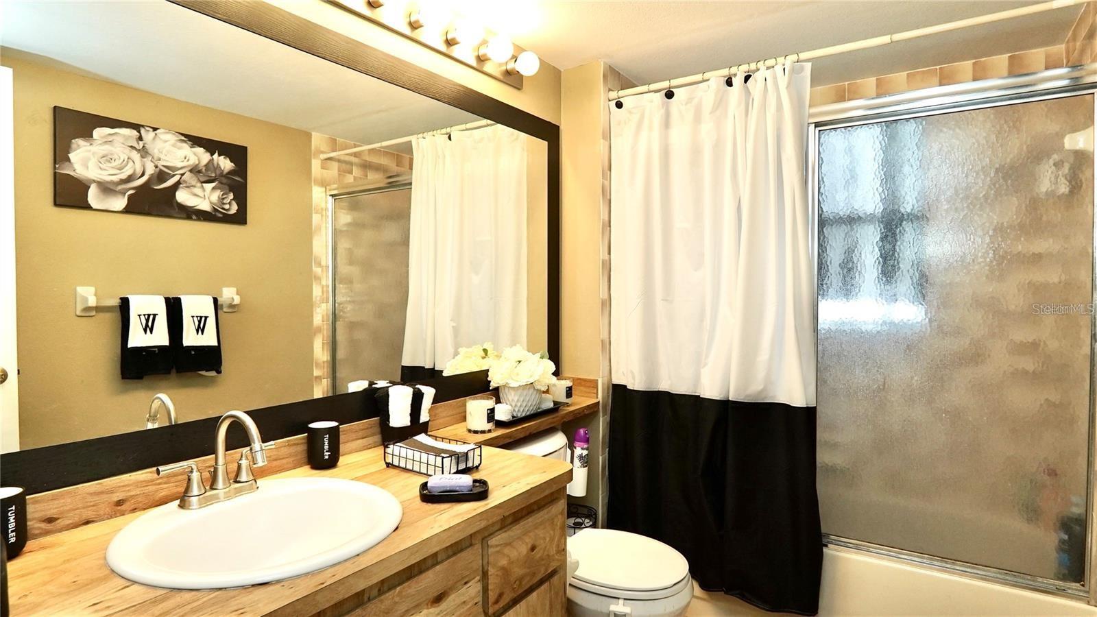 Listing photo id 9 for 10440 Laval Street