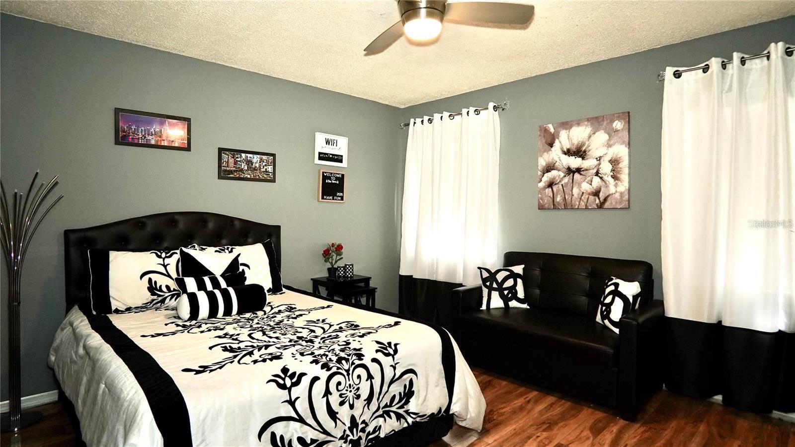 Listing photo id 10 for 10440 Laval Street