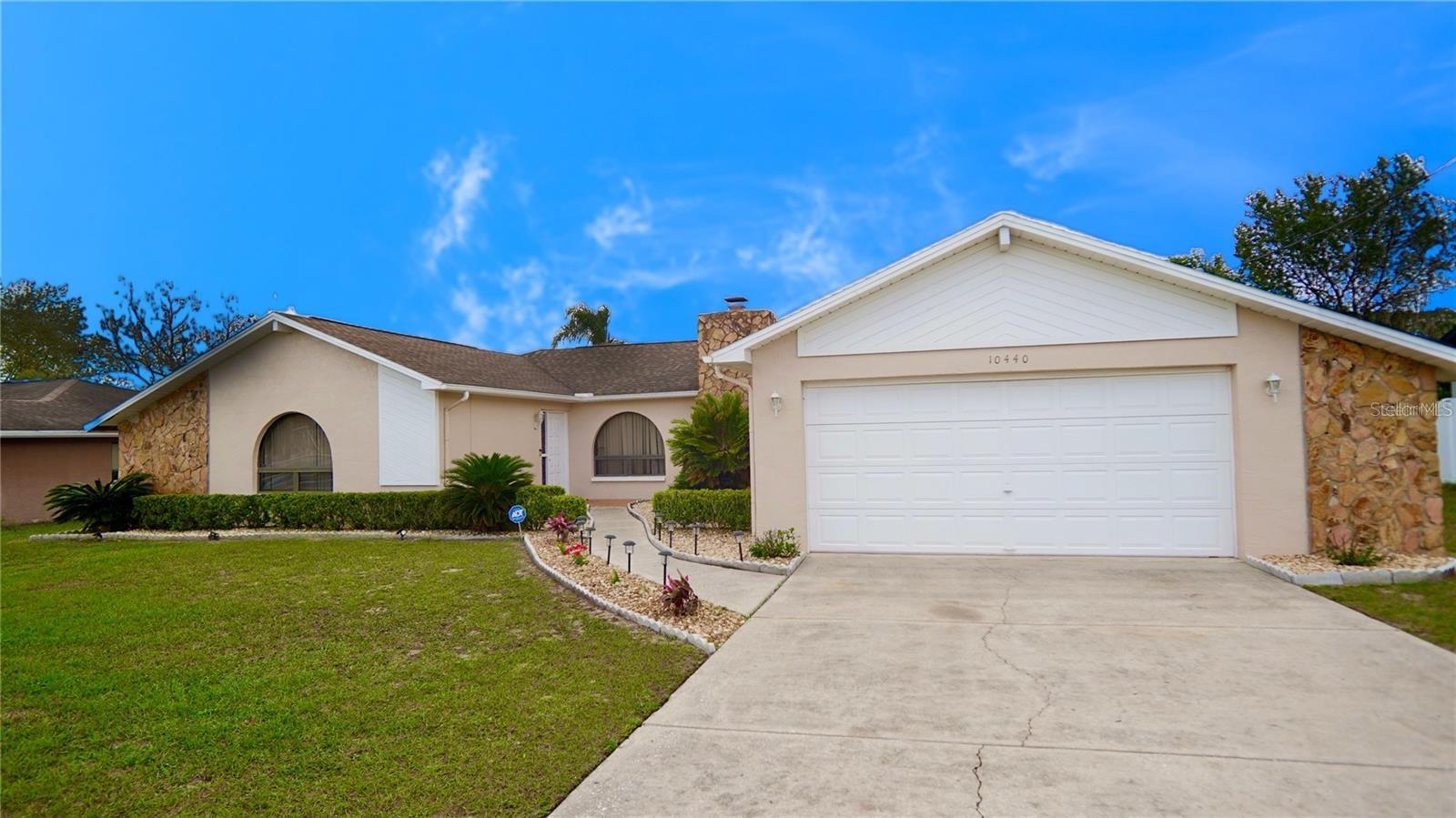 Listing photo id 0 for 10440 Laval Street