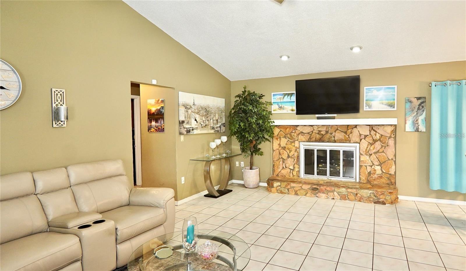 Listing photo id 19 for 10440 Laval Street