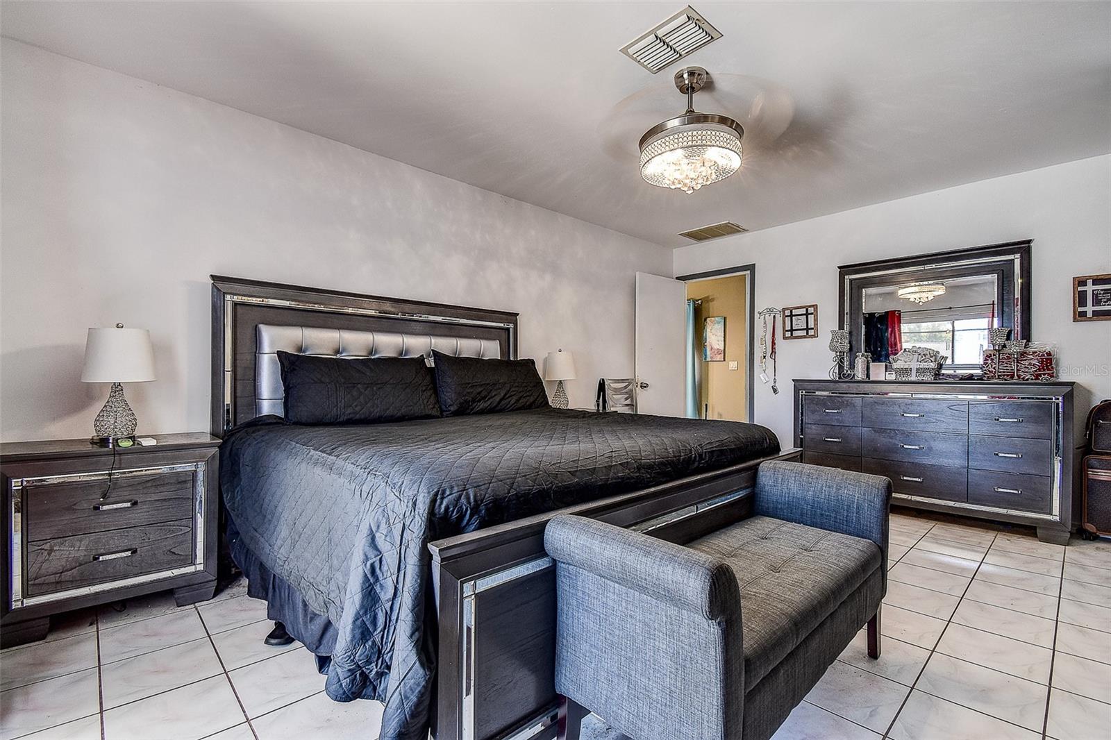 Listing photo id 25 for 10440 Laval Street