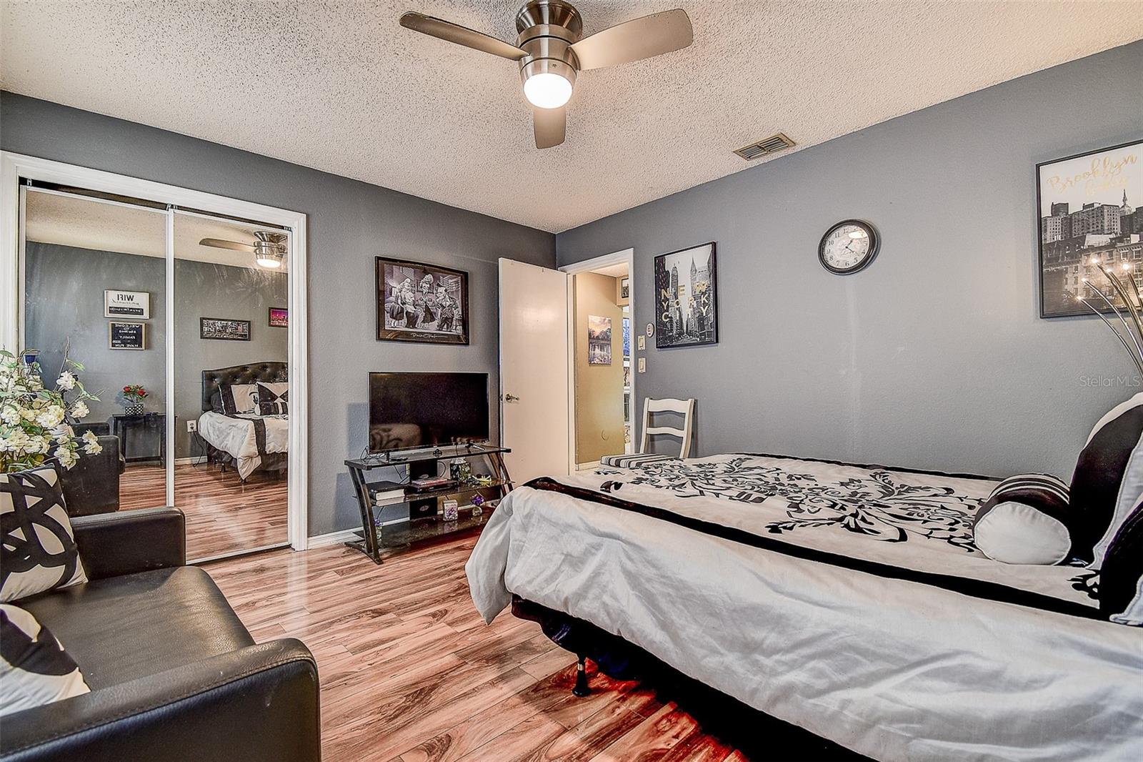 Listing photo id 33 for 10440 Laval Street