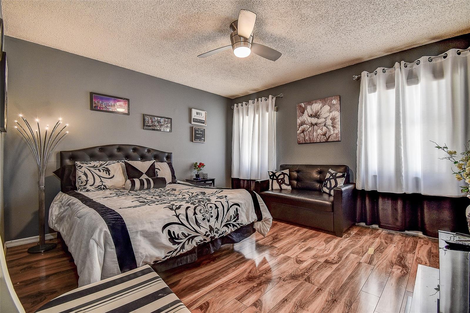 Listing photo id 34 for 10440 Laval Street