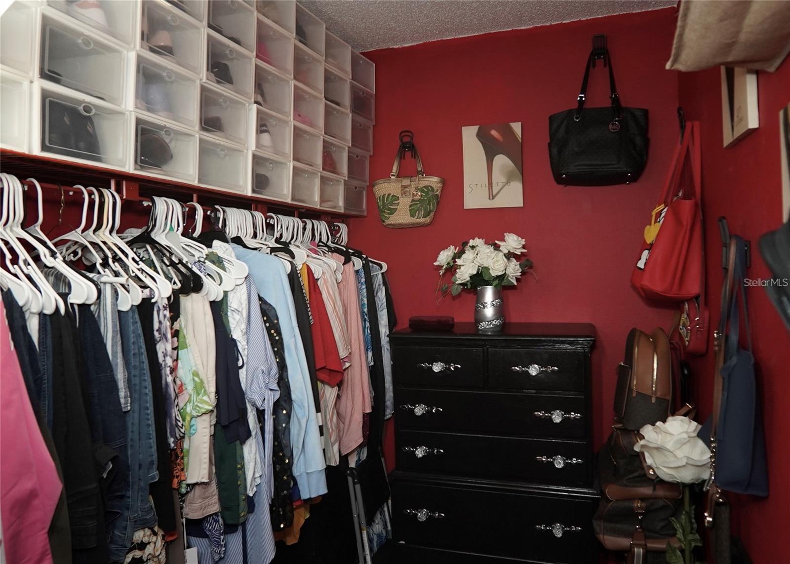 Listing photo id 6 for 10440 Laval Street