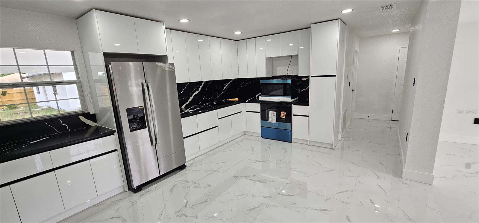 Listing photo id 0 for 1506 Poinsettia Avenue