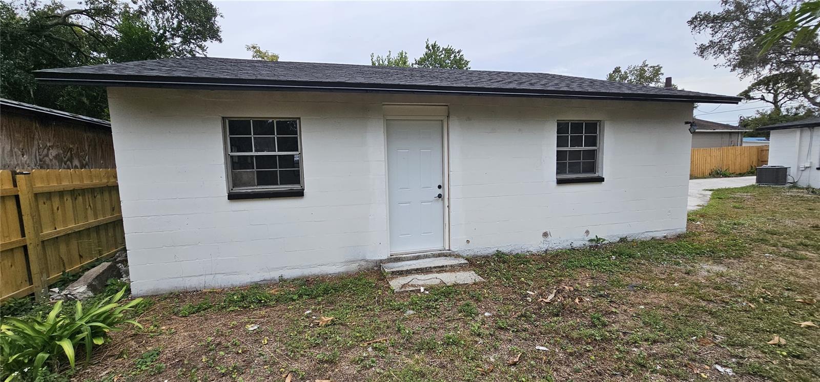 Listing photo id 24 for 1506 Poinsettia Avenue