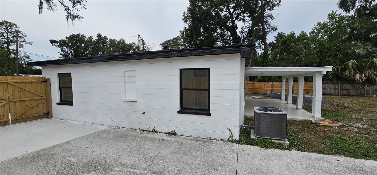 Listing photo id 26 for 1506 Poinsettia Avenue