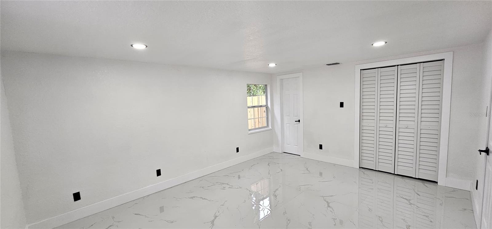 Listing photo id 3 for 1506 Poinsettia Avenue