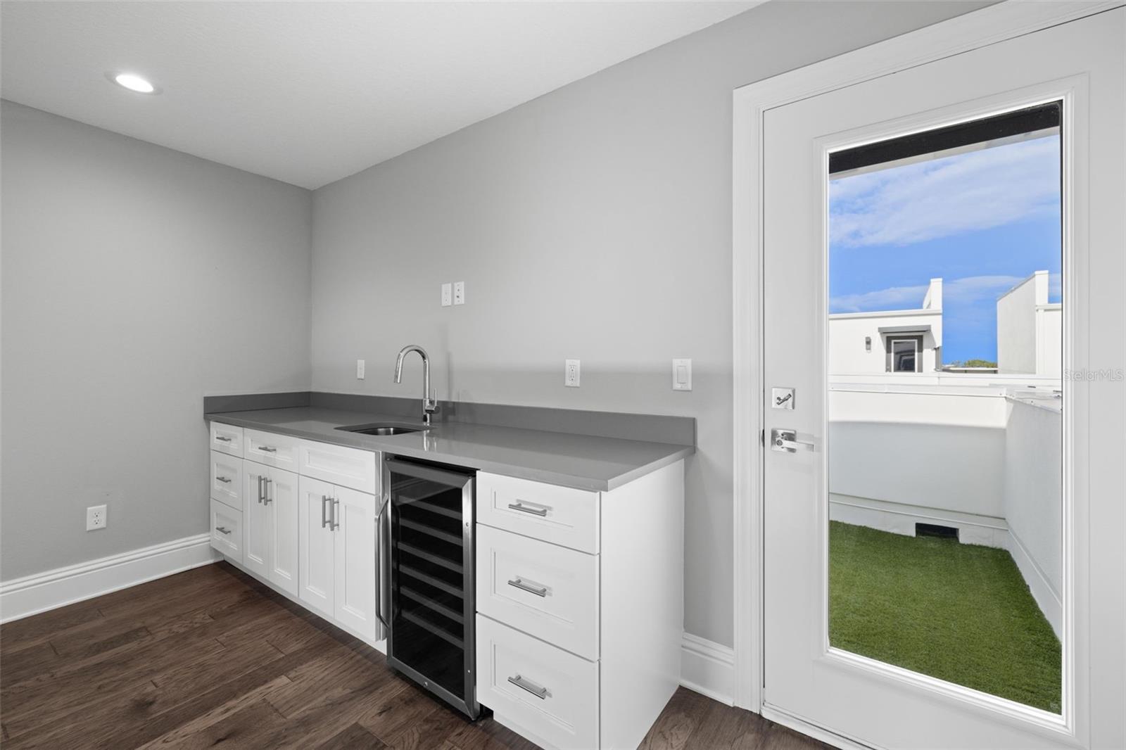 Image 43 of 57 For 123 5th Avenue N