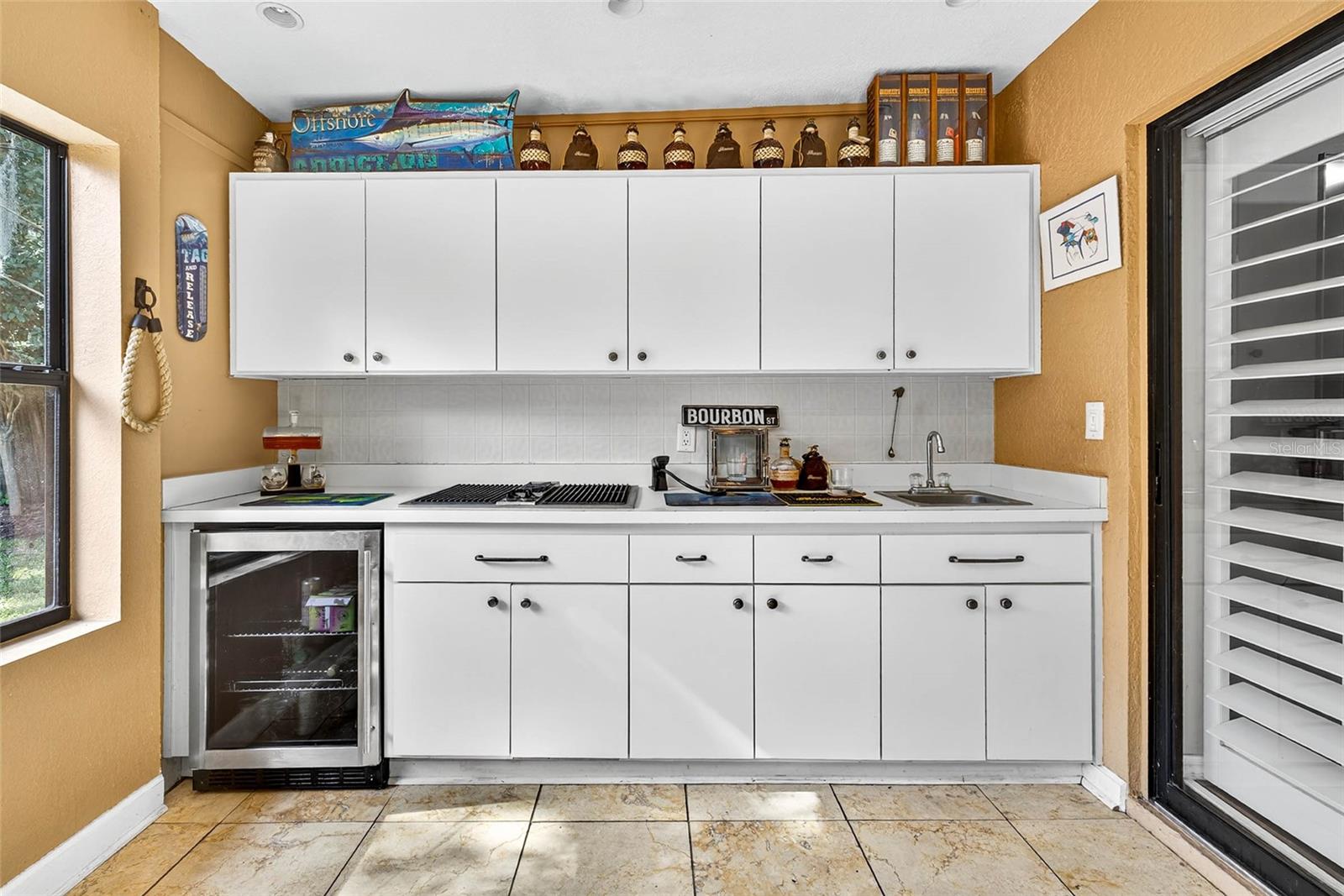 Listing photo id 8 for 2835 Hammock Drive