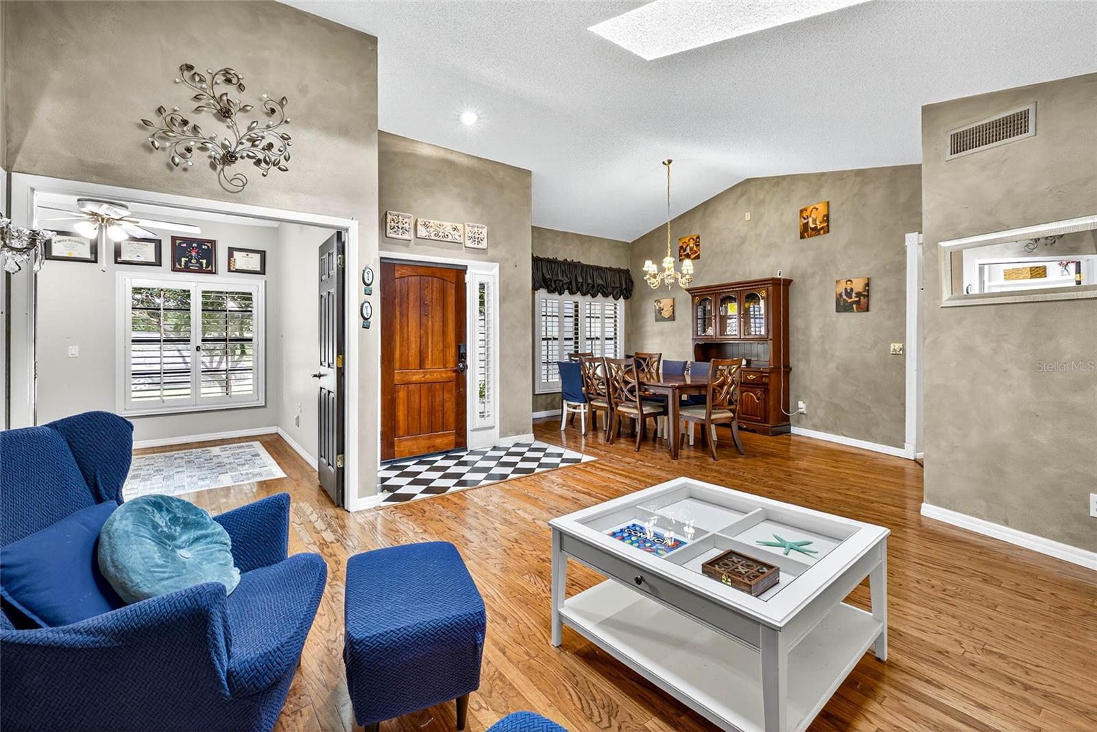 Listing photo id 2 for 2835 Hammock Drive