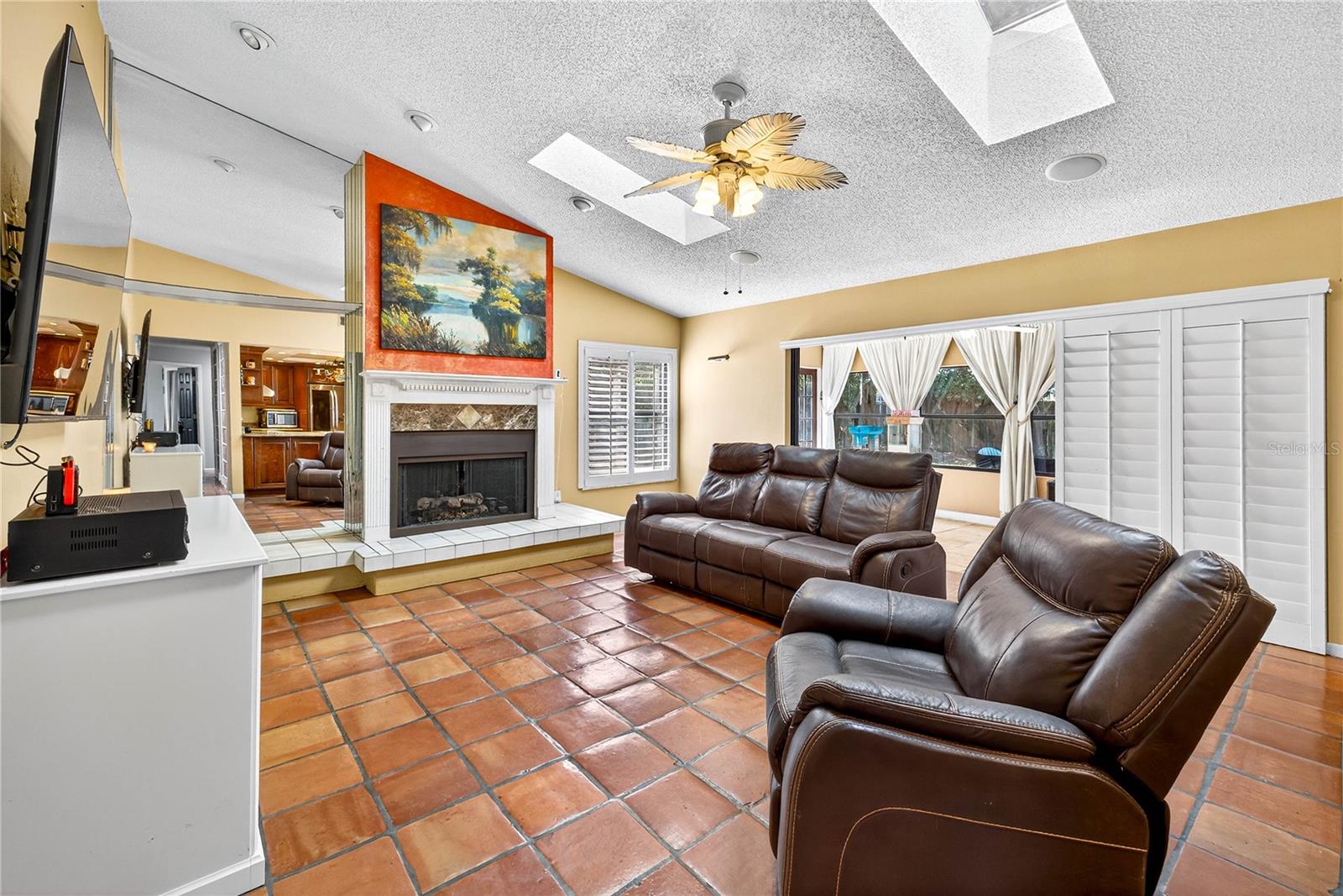 Listing photo id 5 for 2835 Hammock Drive