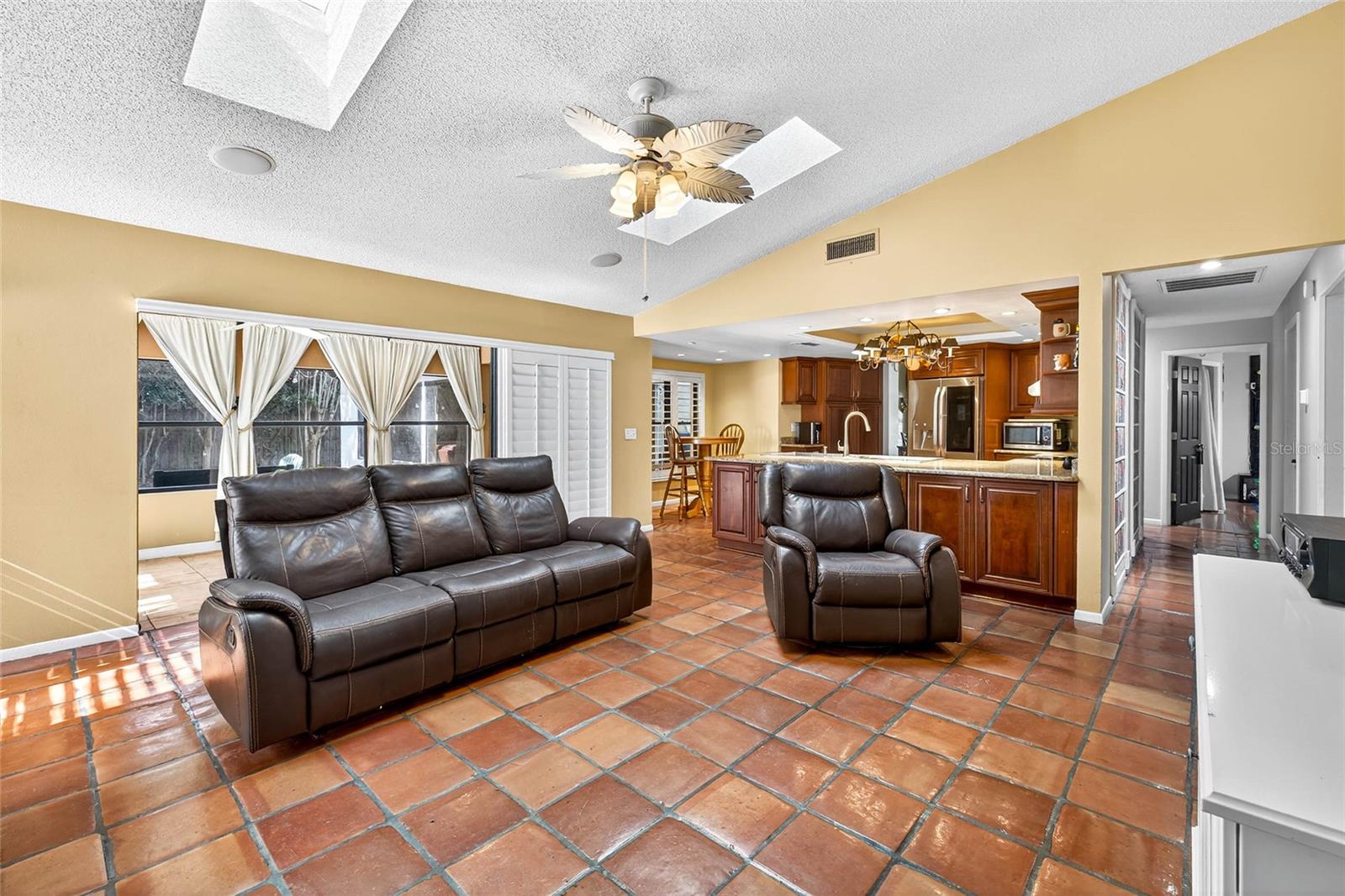 Listing photo id 6 for 2835 Hammock Drive