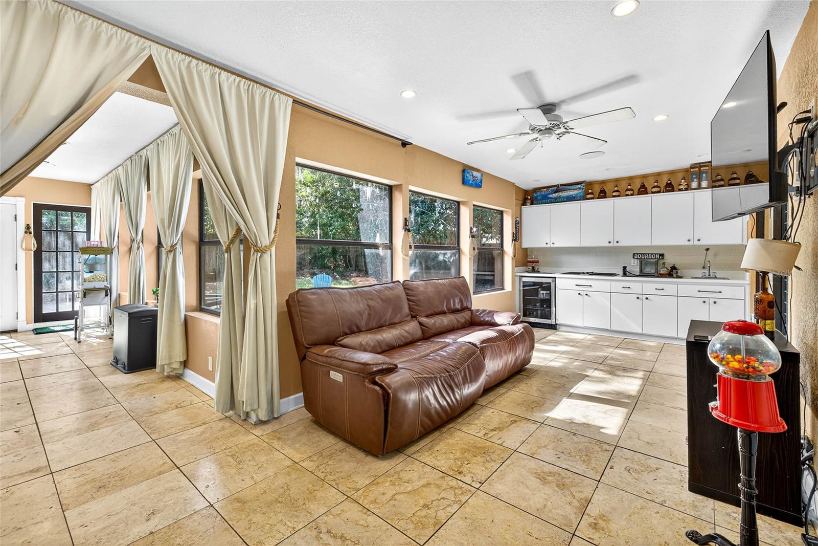 Listing photo id 7 for 2835 Hammock Drive