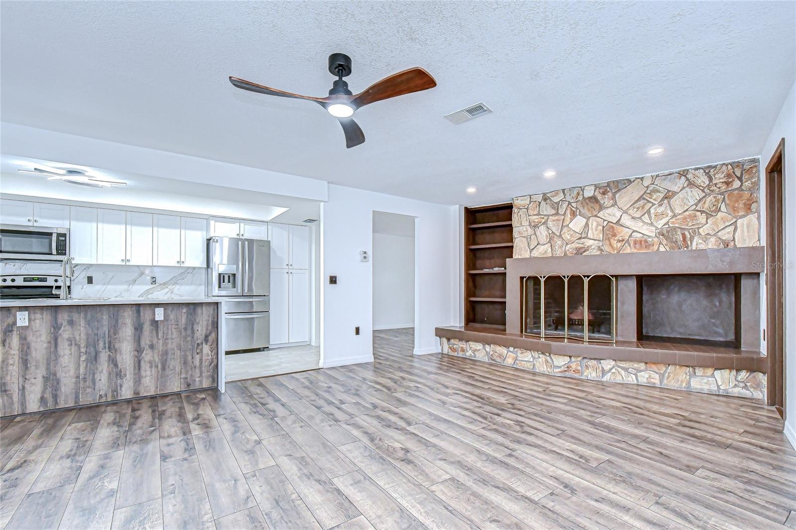 Listing photo id 10 for 2102 Doefield Court