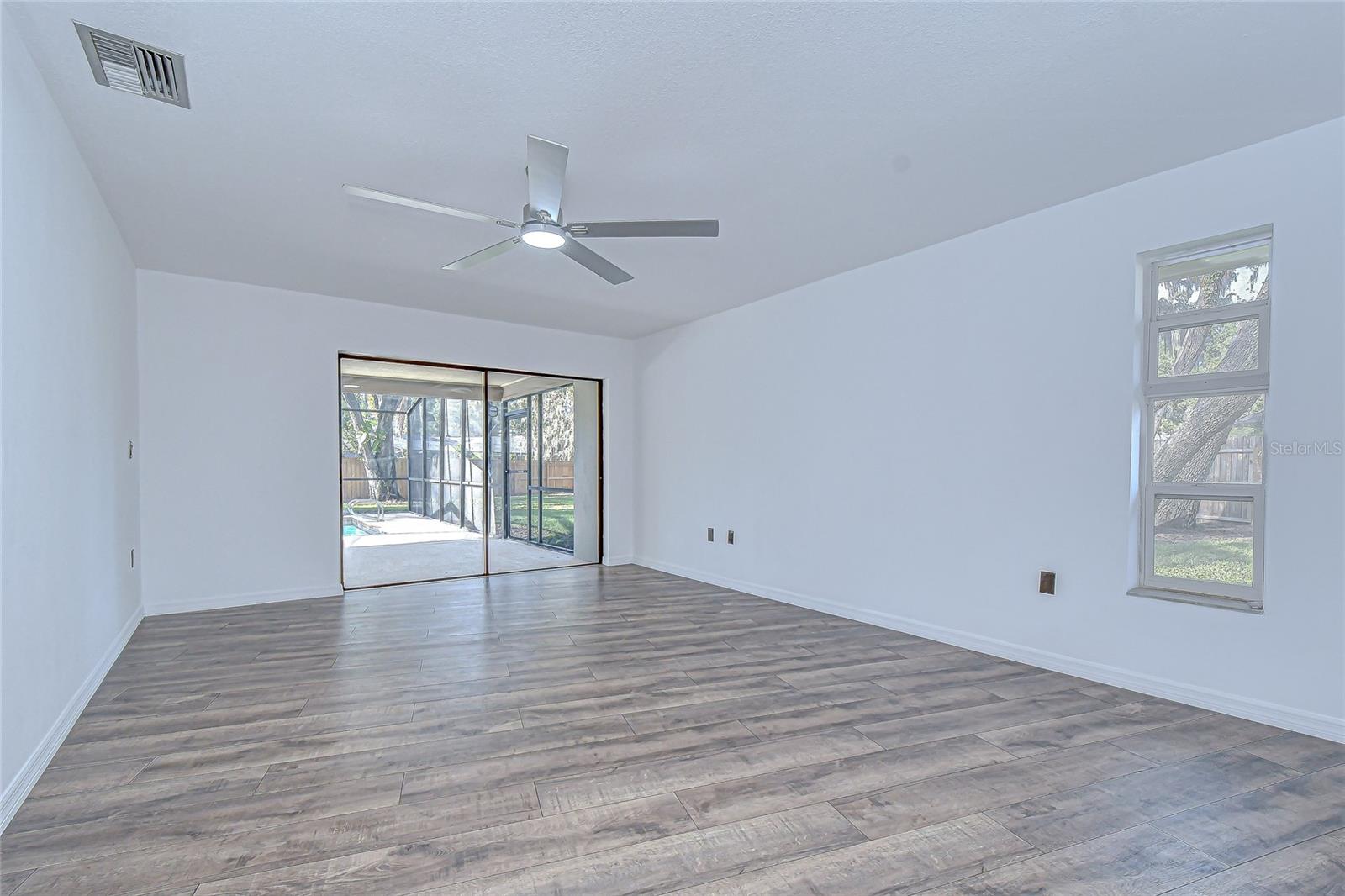 Listing photo id 13 for 2102 Doefield Court