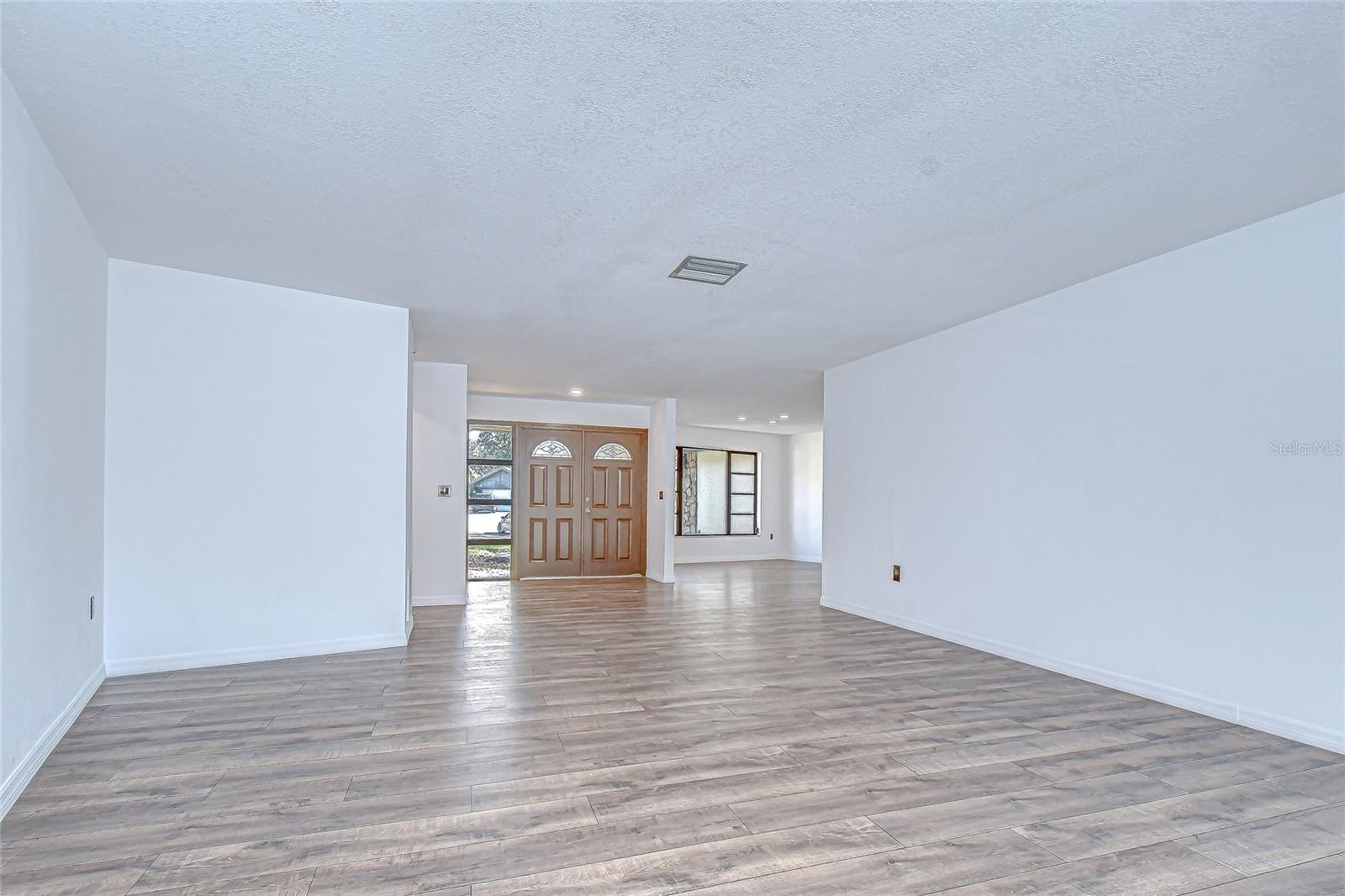 Listing photo id 4 for 2102 Doefield Court