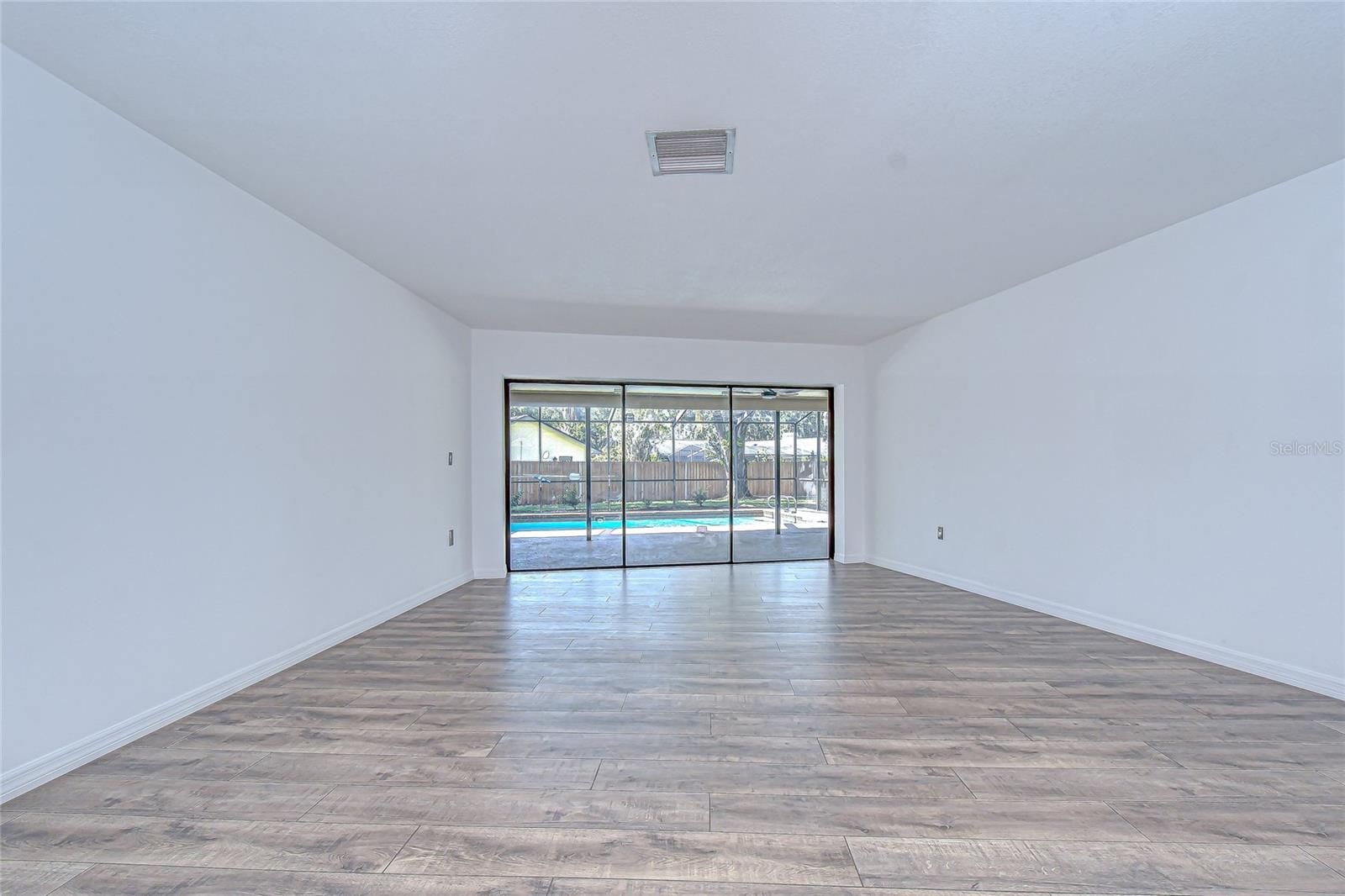 Listing photo id 5 for 2102 Doefield Court