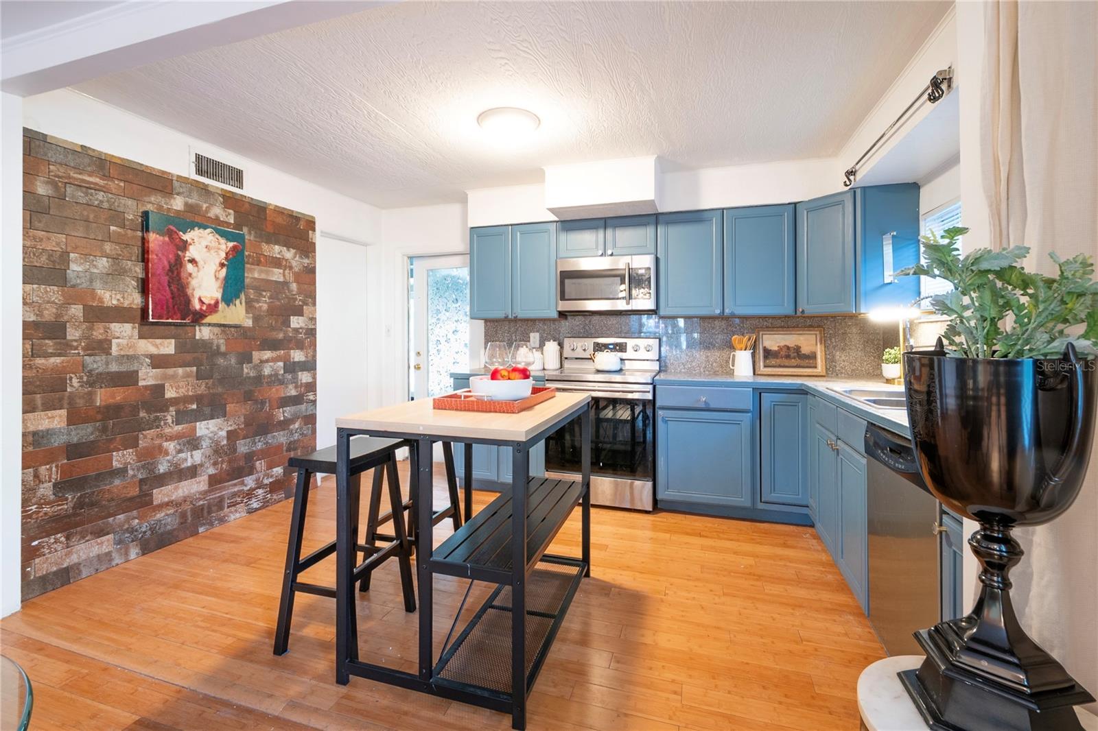 Image 10 of 60 For 720 - 724 7th Street N