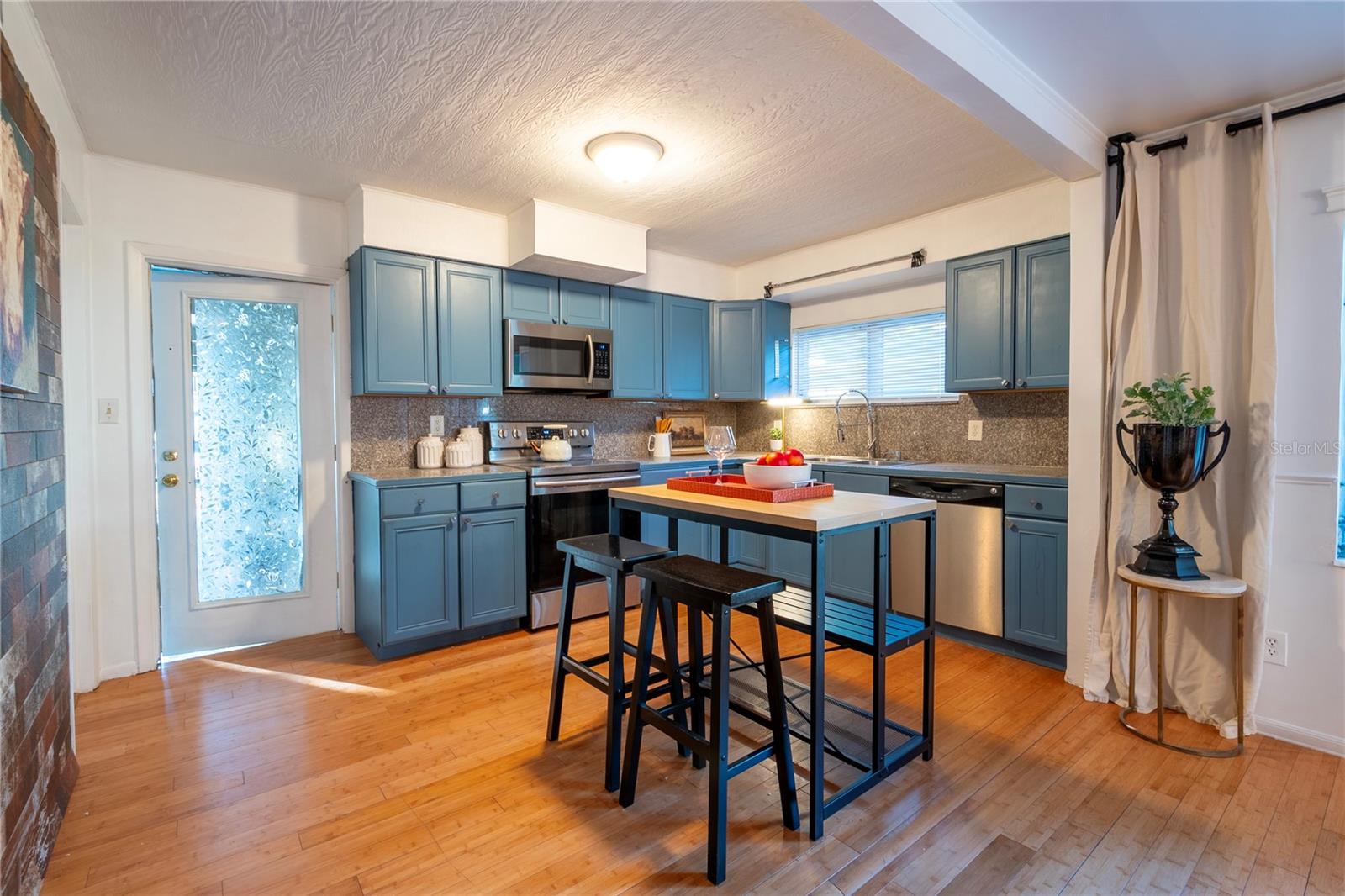 Image 9 of 60 For 720 - 724 7th Street N