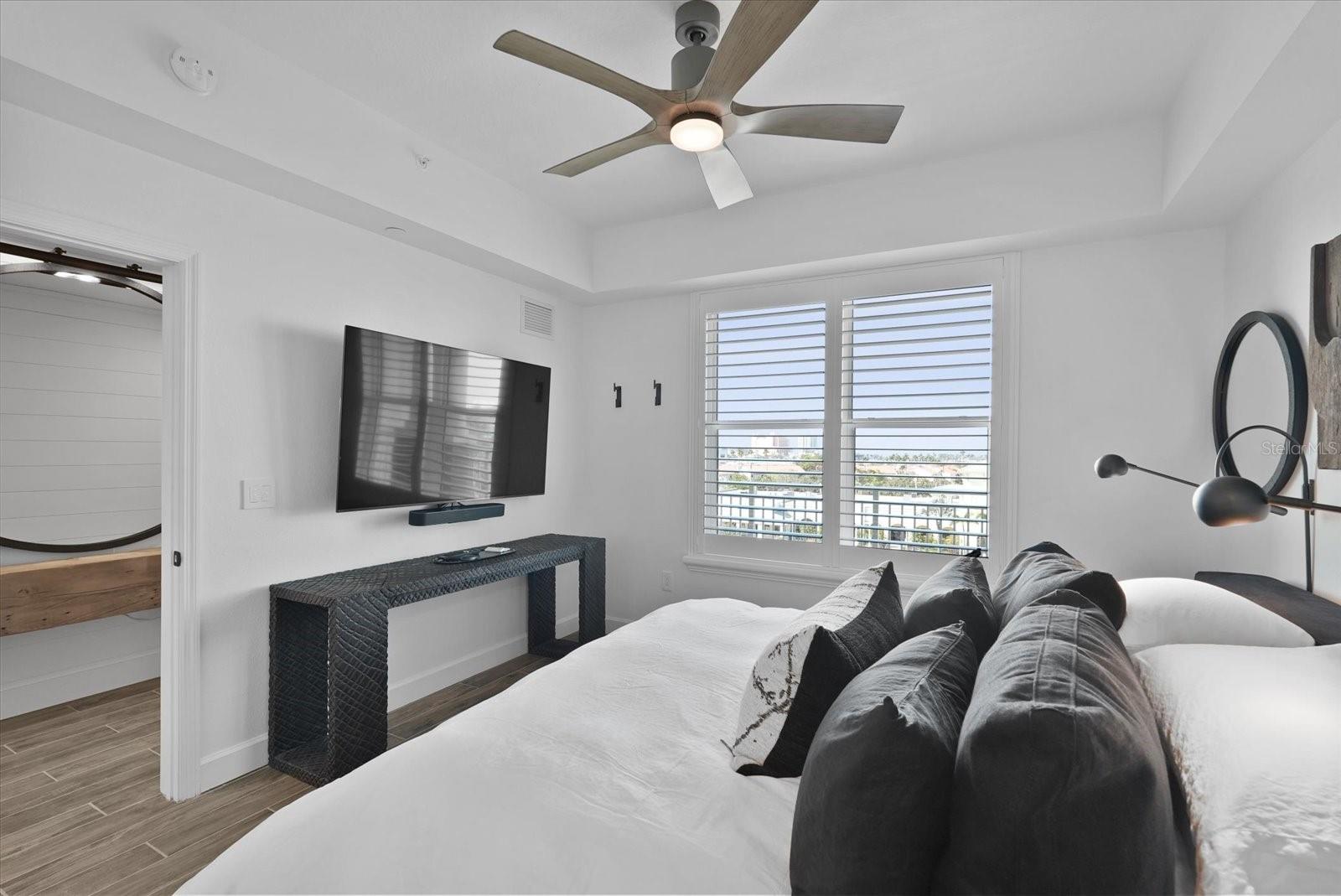 Image 40 of 96 For 125 Island Way 602