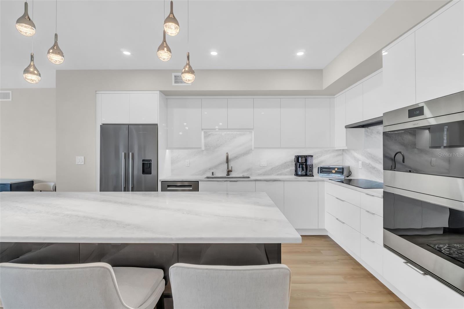 Image 10 of 69 For 1 Beach Drive Se 1210