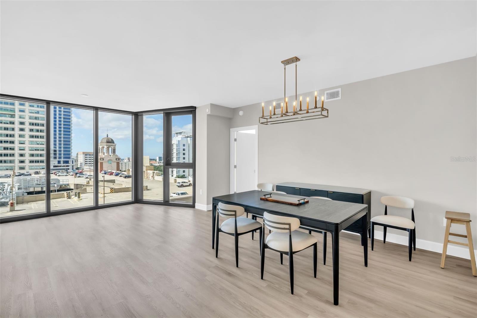 Image 12 of 69 For 1 Beach Drive Se 1210