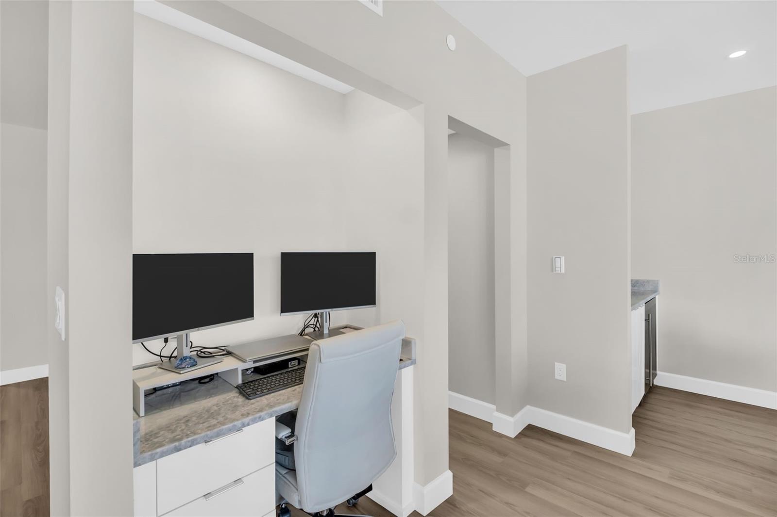 Image 19 of 69 For 1 Beach Drive Se 1210