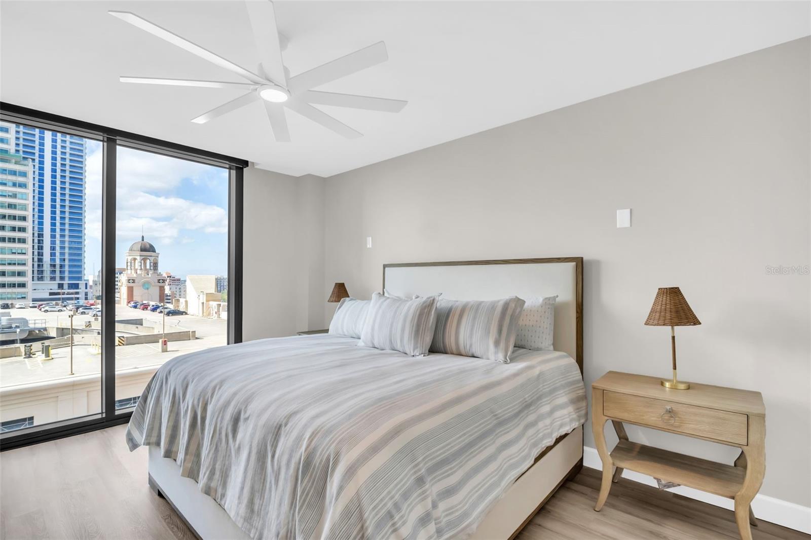 Image 20 of 69 For 1 Beach Drive Se 1210