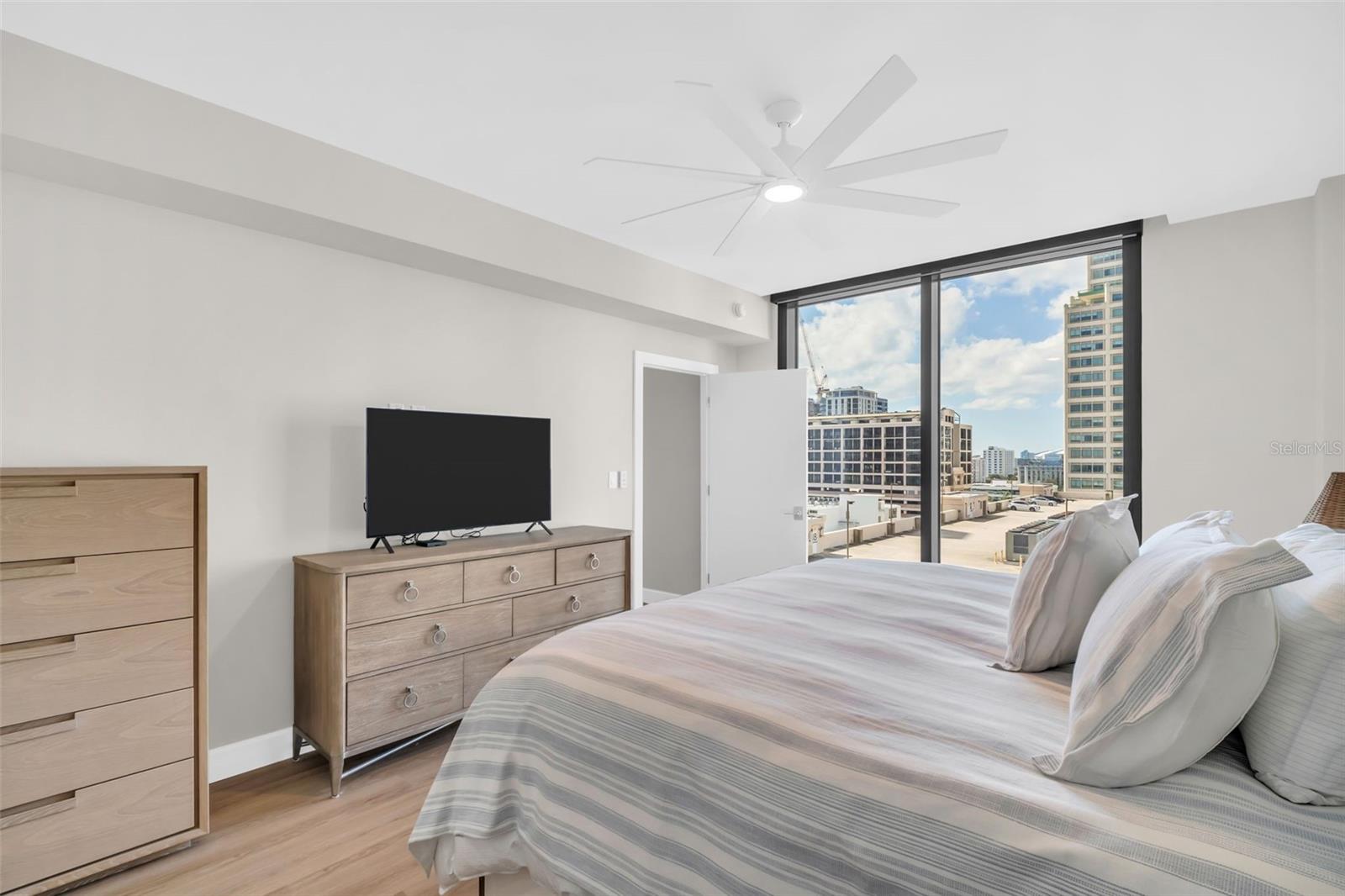 Image 21 of 69 For 1 Beach Drive Se 1210