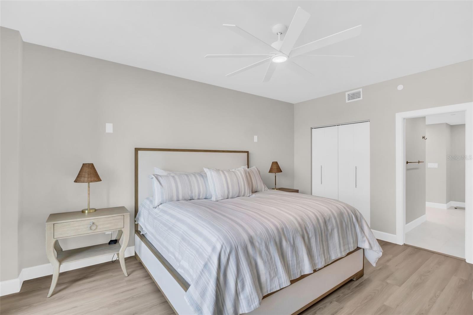 Image 23 of 69 For 1 Beach Drive Se 1210