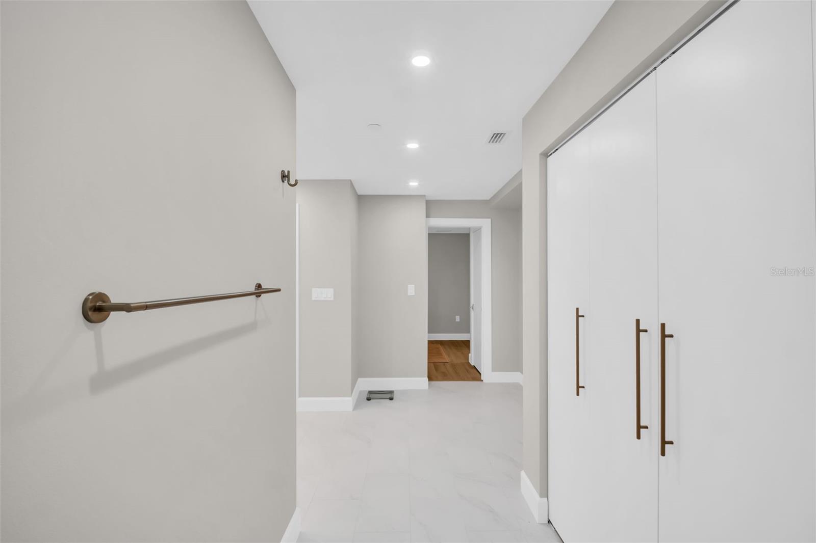 Image 24 of 69 For 1 Beach Drive Se 1210